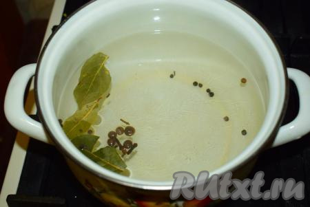 Для приготовления маринада доводим до кипения 1 литр воды, выкладываем в неё лавровые листья, перец горошком, душистый перец и бутоны гвоздики.