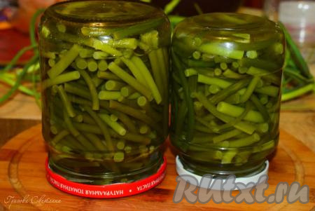 Закрываем банки винтовыми крышками&nbsp;или обычными закаточными крышками при помощи закаточного ключа. Закрытые баночки переворачиваем вверх дном и укутываем одеялом до полного остывания. Храним в погребе или в прохладном месте.