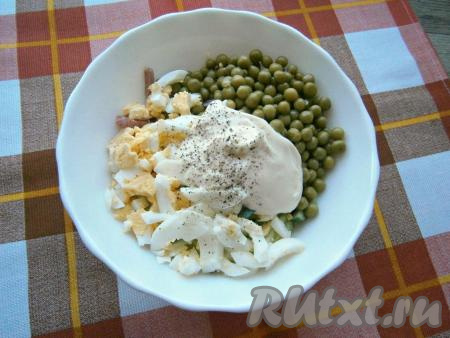 Салат посолить, добавить майонез, поперчить.