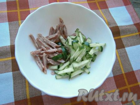 Полукопченую колбасу и свежий огурец нарезать соломкой или брусочками.