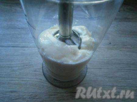 Медленно поднимая и опуская блендер, продолжать взбивание, пока масса не загустеет.