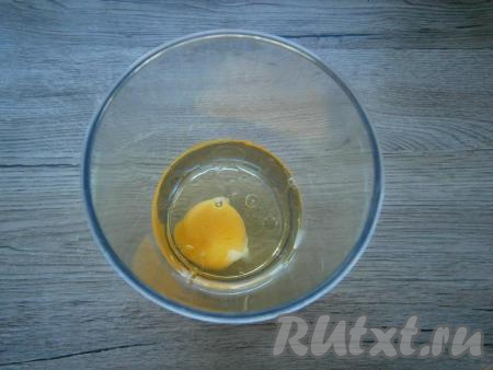 Также аккуратно влить растительное масло, чтобы оно не смешалось с яйцом.