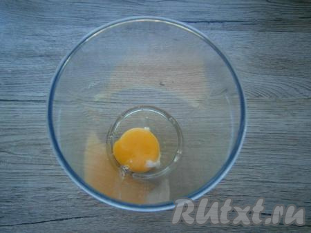 В длинный стакан блендера аккуратно вбить сырое яйцо.