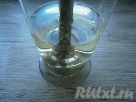 Погружной блендер опустить в стакан, чтобы насадка покрыла желток.