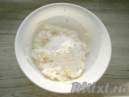 Далее добавить муку и еще раз перемешать. Тесто получится липким, но муки много не добавляйте.