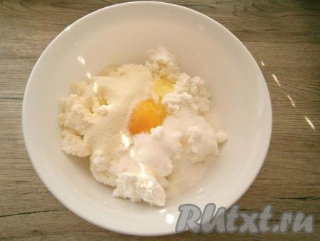 Всыпать ванильный сахар и манную крупу.