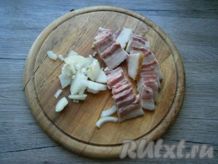 Сало нарезать тонкими кусочками, очищенный репчатый лук - произвольно.