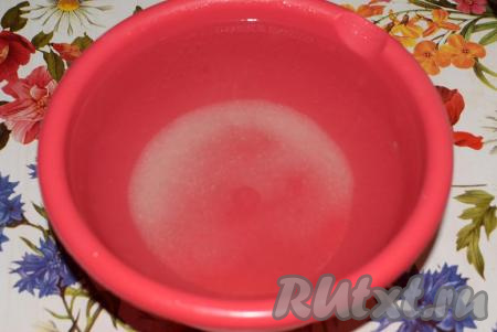 В кастрюльке кипятим 1 литр воды, всыпаем соль, провариваем до растворения соли, снимаем рассол с огня и даем остыть в течение минут 10. Заливаем горячим рассолом наши огурчики.