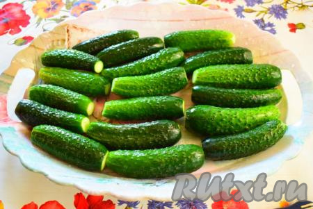 Обрежем носики у огурцов с двух сторон (этот этап можно и пропустить, но время приготовления огурчиков в таком случае увеличится).