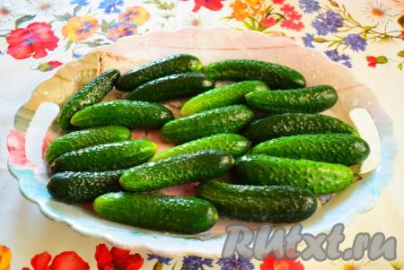 Промоем огурцы под холодной водой.