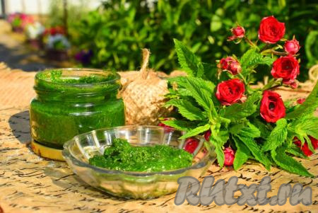 Готовый мятный сахар получается очень ароматным и красивым, насыщенного изумрудного цвета. По истечении недели хранения в холодильнике заготовка немного потемнеет, но пусть вас это не пугает - это естественный процесс. Мятный сахар своим ароматом и приятным освежающим вкусом украсит и выпечку, и десерты. А если добавить его в чашечку чая, то вы получите полезный напиток, который напомнит о солнечном лете.