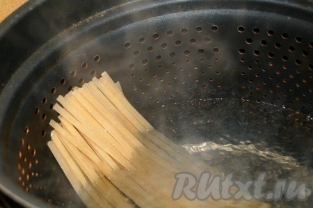 Сварить макаронные изделия, в соответствии с интрукцией на упаковке.
