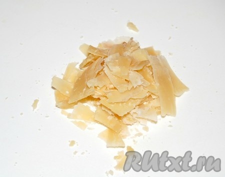 Добавить мелко нарезанный или натертый на крупной терке сыр, тщательно перемешать, посолить и поперчить.
