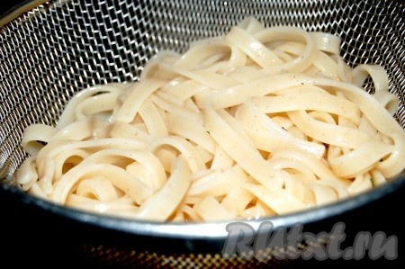 Опрокинуть на дуршлаг, чтобы стекла лишняя вода.
