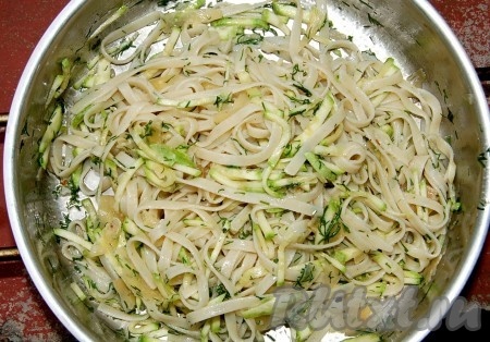 Добавить мелко нарезанный или натертый на крупной терке сыр, тщательно перемешать, посолить и поперчить.