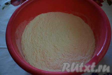 В большую миску насыпаем 3 стакана муки, всыпаем соль и хорошо перемешиваем.