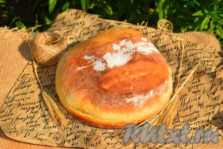 Готовый румяный хлеб достаем из духовки. Вынимаем его из формы и, накрыв полотенцем, даем ему остыть.