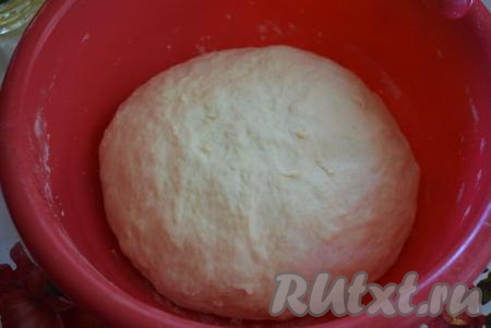 Получившиеся тесто будет очень эластичным, мягким, легким, перестанет липнуть к рукам.