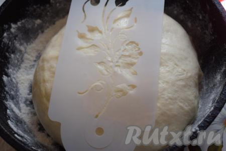 Я нанесла узор на хлеб&nbsp;при помощи трафарета и муки.