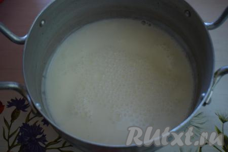 К кефиру добавим горячую воду (температура воды, примерно, 80 градусов) и хорошо перемешаем, если смесь получилась горячей - дайте ей остыть, примерно, до 40 градусов. Важно! В дальнейшем в смесь кефира и воды мы будем добавлять дрожжи и, если температура будет выше 42 градусов, - дрожжи погибнут.