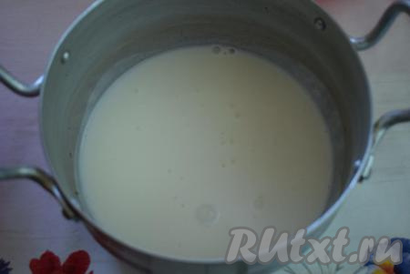 В миску или кастрюльку нальем кефир.