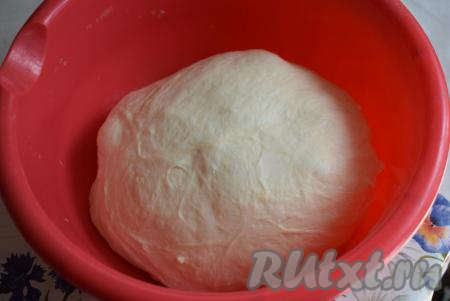 Обминаем тесто.