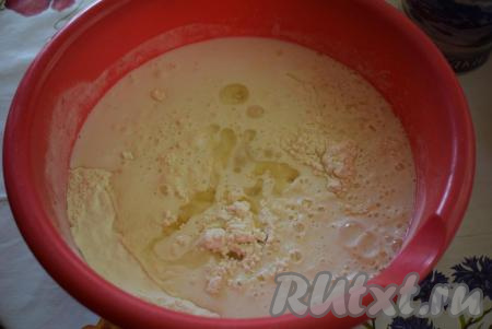 Добавим растительное масло&nbsp;и начнем замешивать тесто при помощи ложки.