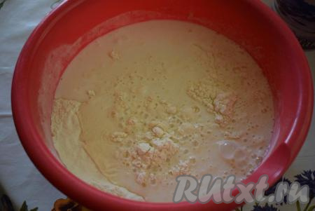 К муке добавим нашу кефирно-дрожжевую смесь.