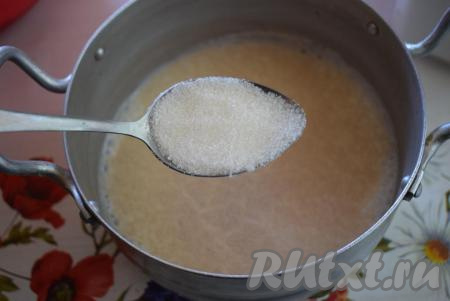 К смеси воды и кефира добавим дрожжи&nbsp;и сахар, перемешаем и дадим получившейся смеси минут 5 постоять, для того чтобы дрожжи растворились.