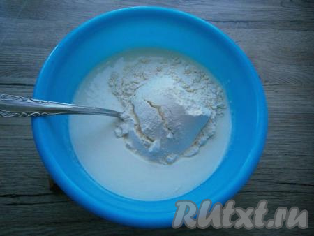 Затем добавить соль, всыпать частями муку, замешивая тесто.