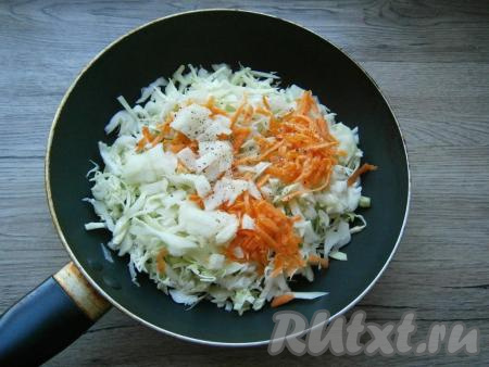 Сюда же добавить мелко нарезанный лук, посолить и посыпать немного специями.