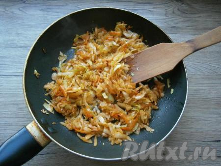 Тушить капусту на слабом огне до готовности (молодая капуста у меня тушилась 5-8 минут). В конце добавить измельченный чеснок, перемешать и начинка для пирожков готова, дать ей остыть.