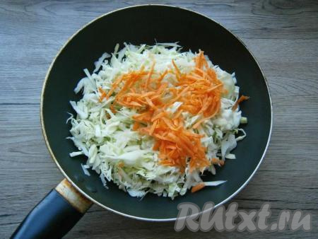 Морковку, чеснок и лук очистить. Для приготовления начинки в сковороду влить подсолнечное масло, разогреть, выложить тонко нашинкованную и рубленную ножом капусту, добавить натертую на крупной терке морковь.