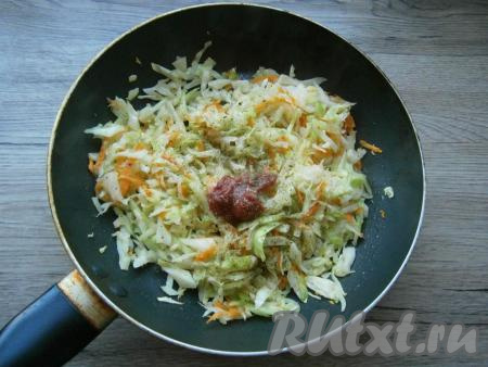 Капусту, морковку и лук перемешать, обжарить на среднем огне, перемешивая, минут 5-7. Далее добавить томатную пасту, черный молотый перец, сахар и влить немного горячей воды, перемешать.