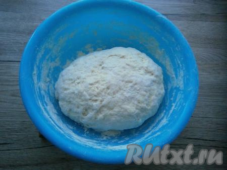 Замесить плотное, не липкое, но мягкое тесто, накрыть его пленкой и оставить на 30 минут.