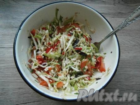 Салат перемешать, дать ему настояться в прохладном месте минут 15.