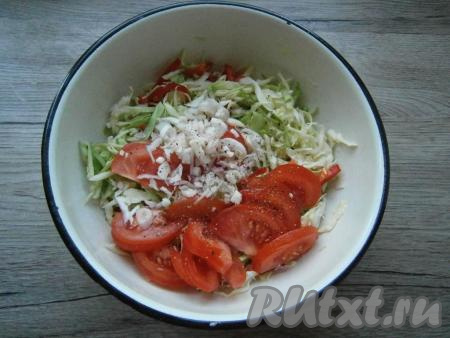 Затем добавить помидоры, нарезанные тонкими полукружками, и измельченный чеснок. Салат посолить,&nbsp; поперчить и влить свежевыжатый лимонный сок.