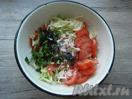 Сюда же добавить измельченную петрушку и базилик, влить растительное масло.