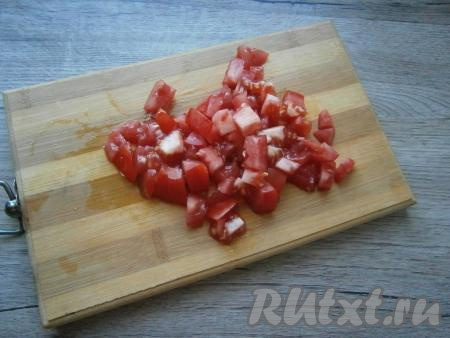 Помидоры нарезать небольшими кубиками.