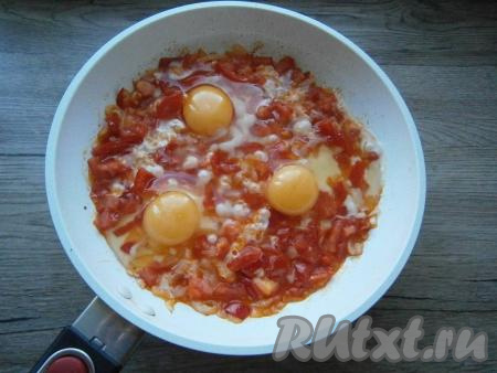 Далее вбить аккуратно яйца, чуточку их посолить.