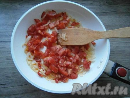 Посолить, поперчить овощи на сковороде, посыпать немного кориандром, перцем чили, перемешать. Протушить на небольшом огне 2-3 минуты, помешивая.