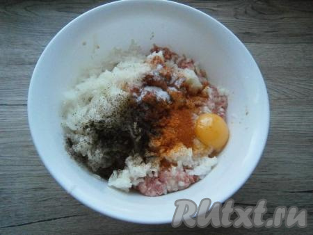 Сюда же добавить 0,5 натертой на терке (или перекрученной) луковицы, соль, черный молотый перец, специи для фарша и паприку.