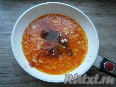 Также к обжаренным овощам добавить соль, перец черный молотый и измельченный чеснок, перемешать.