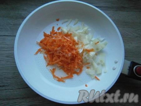 В ту же сковороду влить оставшееся растительное масло, выложить 0,5 луковицы,&nbsp;нарезанной кусочками,  и натертую на крупной терке морковь.