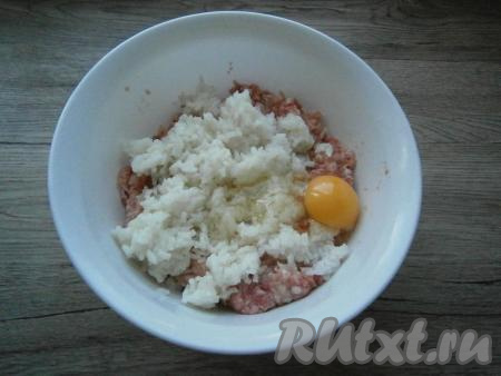 Морковь, чеснок и лук очистить. Смешать два вида фарша. Рис отварить до готовности (варится рис в воде в соотношении 1:2 около 15-20 минут) и остудить. У меня рис в пакетиках, варился он 20 минут. Добавить остывший рис к фаршу вместе с сырым яйцом.