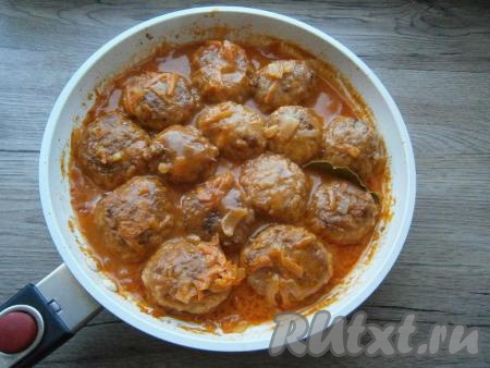 Прикрыть сковороду крышкой, огонь убавить до минимального, тушить тефтели 10 минут. Далее их перевернуть, добавить лавровый листик и продолжать тушение под крышкой еще 7-10 минут.