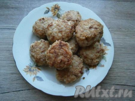 Затем тефтели обжарить на сковороде, разогретой с 2-3 столовыми ложками растительного масла, до румяности со всех сторон. Тефтели выложить на тарелку.