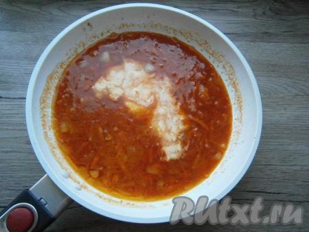 Протушить получившийся соус на небольшом огне минут 5, после чего влить жирные сливки.
