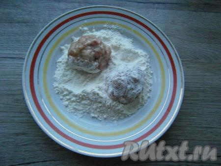 Хорошенько фарш перемешать и влажными руками сформировать среднего размера шарики (тефтели), которые обвалять в муке со всех сторон.