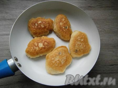 Тесто перемешать и выкладывать его ложкой на горячую сковороду с растительным маслом. Жарить оладушки на среднем огне до румяности с двух сторон. Крышкой прикрывать сковороду нет необходимости, оладьи отлично прожариваются.